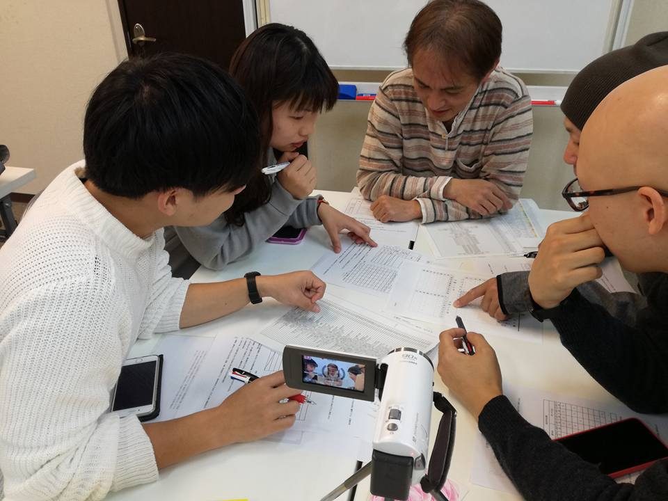 症例・資料を検討する勉強会の様子