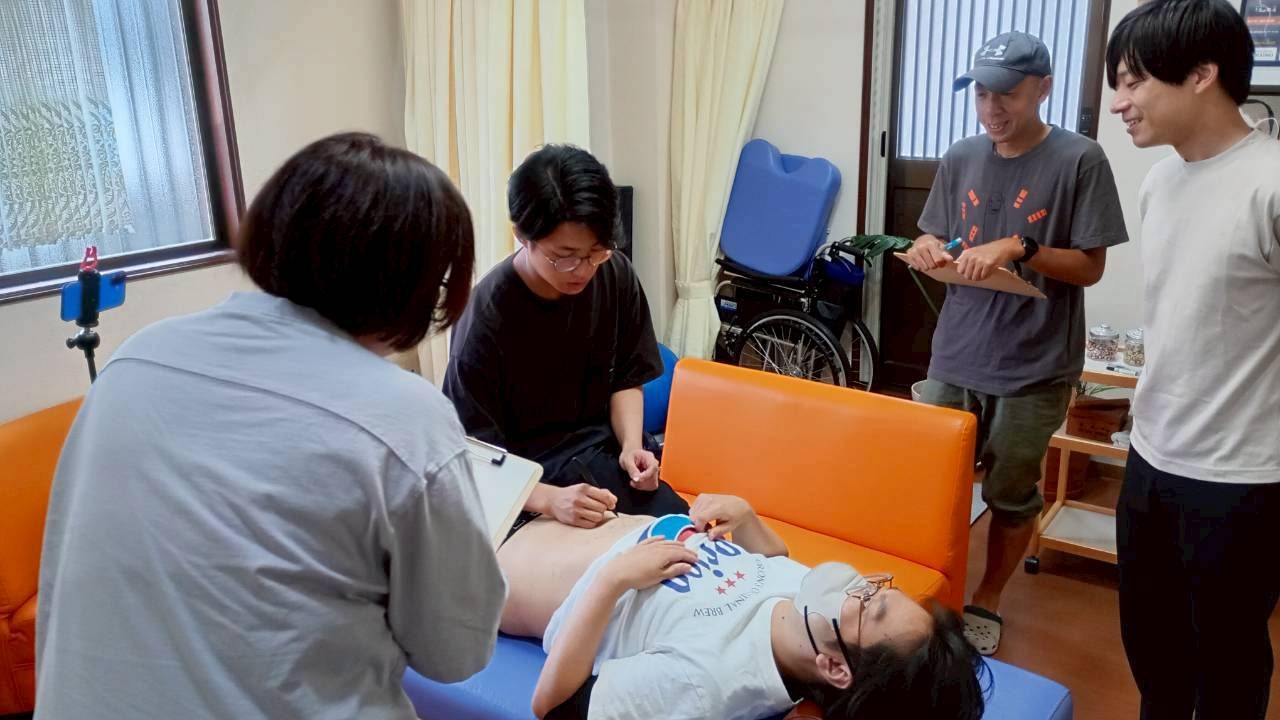 NAGOMI勉強会で施術技術を検討する様子